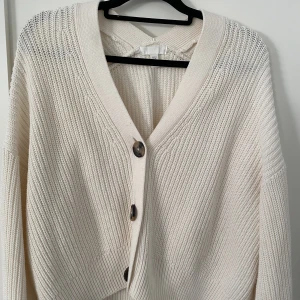 Vit stickad kofta - Jätte fin kofta perfekt nu till våren eller sena sommarkvällar🌞🐚🤿 Säljs pågrund av att den enligt mig är lite kort tyvärr, men den är lite längre bak till med stora armar😍