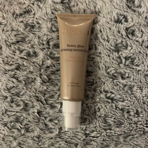 Hickap honey glow primer  - Säljer min honey glow priming moisturizer, den är endast testad en gång! Frakt tillkommer 💗