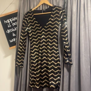 Paljettklänning  - Bra skick. Säljer då den inte kommit till användning på ett tag då den inte riktigt faller mig i smaken längre 💗tillägger även att den är ganska kort!!!