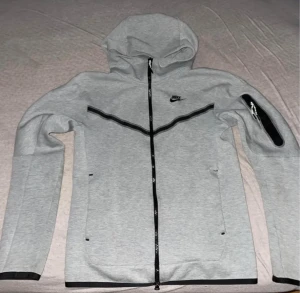 Nike Tech Fleece Grå - Säljer Grå nike tech storlek M i jätte bra skick inga skador och ingen avfärgning. Grymt skick säljs på grund av den är för stor och kan bytas mot en storlek S pris kan diskuteras 
