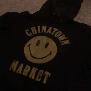 Sällsynt chinatown marker x smiley hoodie. Nypris 1000kr 