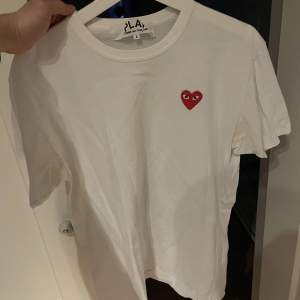 COMME des GARÇONS T-shirt med rött hjärta, använt skick 6,5/10.