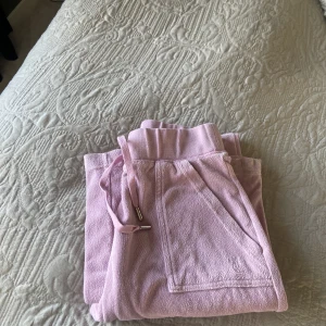 Rosa juicy couture - Säljer för att jag inte får någon användning av dom, storlek XS lite stora för mig som är 156, helt okej skick lite missfärgade där nere vid benen men inget man märker av när man har på sig dom, materialet är handuksmaterial, priset kan diskuteras. 