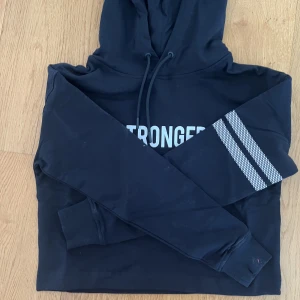 En tränings tröja från stronger - Jag säljer en helt ny tränings tröja från Stronger i storlek XS för att jag råkade köpa dubbla och nu är den förliten. Odinarie pris är 600kr men säljer den för 400kr. 