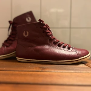 Vinröda lyx skor - Vinröda läder fodrade höst/vinter skor Sparsamt använda i gott skick storlek 37