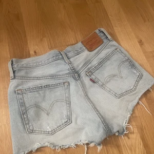 Jeans shorts  - Säljer mina shorts från Levis i modellen 501 som tyvärr är för små för mig! Dem är i väldigt bra skick😁Shortsen är i storlek W26 dvs mellan en Xs-s!