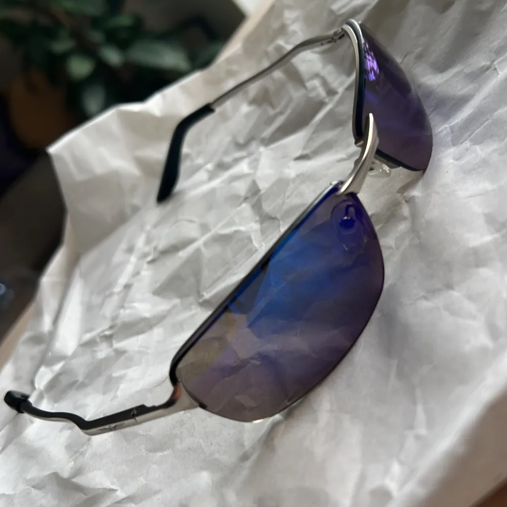 Vintage solglasögon, blått spegel glas. Inköpte på Menage vintage i London. Ett kap! . Accessoarer.
