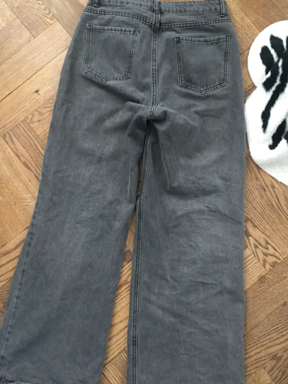 Gråa ripped jeans - 90