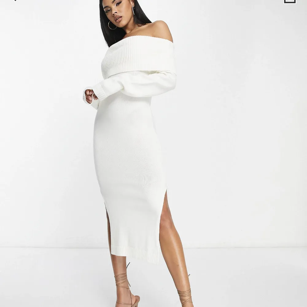 säljer denna vita klänning från asos. Aldrig använd och prislappen sitter kvar. Storlek 36 men passar även 34💕. Klänningar.