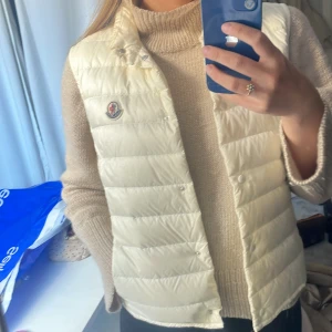 Moncler väst - Snygg beige/benvit monclerväst i storlek M. Sparsamt använd 💕