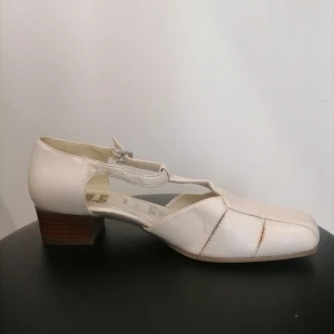 Vita/beiga skor strl38 - Ett snygga par vintage skor som passar perfekt till vår och sommar. Äkta läder. Beige/vit. Låga klackar.