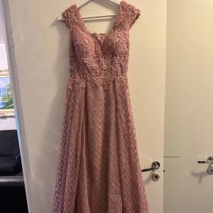 Rosa klänning - Rosa klänning i bra skick, använd en gång. Storlek XS/S. Skriv för mer bilder