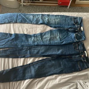 2st jeans från ginatricot - 1. Bootcut jeans i mörkblå färg, storlek s 2. Skinny jeans i mörkblå färg storlek m.