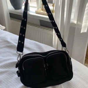 Gina väska - Svart fin väska, perfekt till sommaren! 