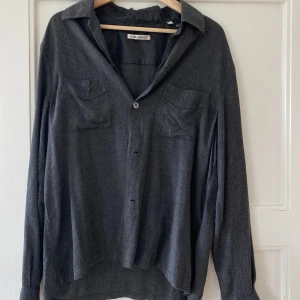 Our Legacy skjorta - Denna skjorta behöver en mer värdig ägare, knappt använd <3  Färgen är svart/grå Mjukt & skönt material som andas! 