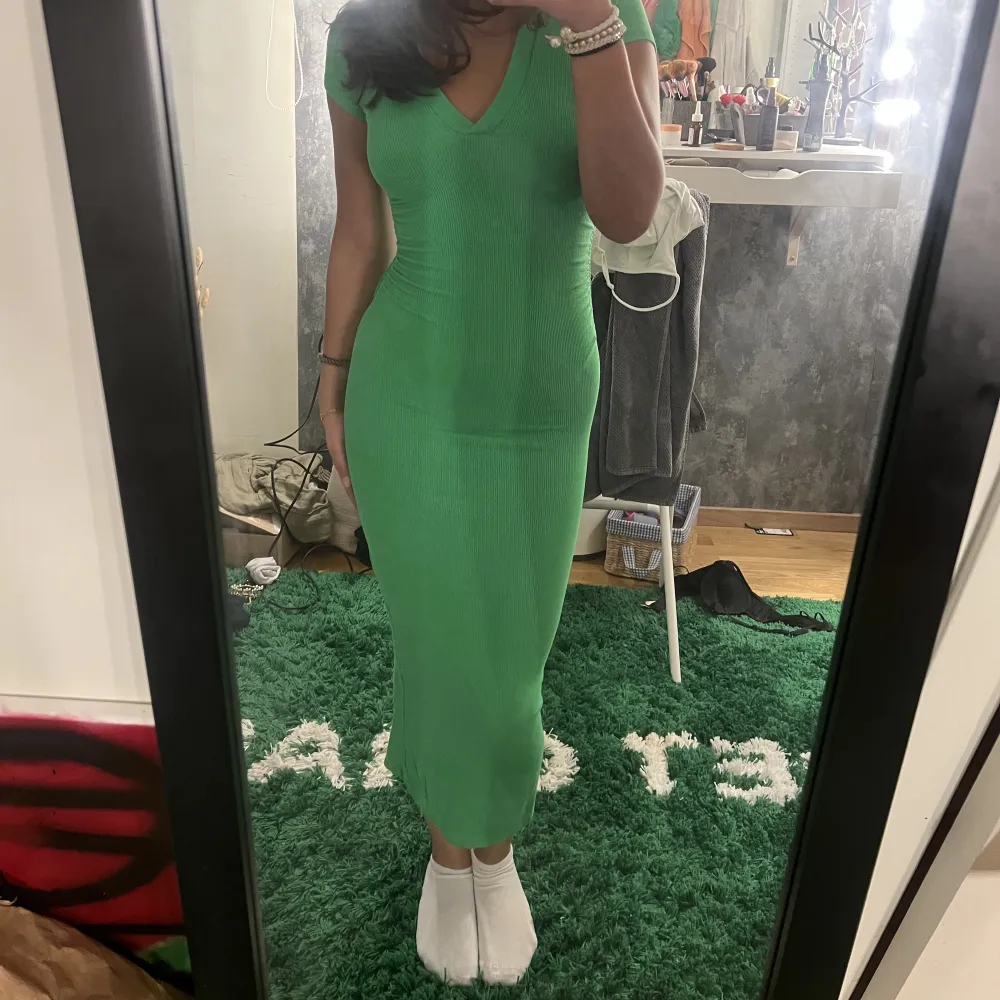 Säljer denna super fina gröna klänningen med en slit. Sitter perfekt (tajt i midjan). Klänningar.