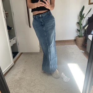 Maxi kjol - Maxi kjol i jeans. Köpt från NAKD och färgen finns inte kvar på hemsidan. Jag jag sytt igen slitsen fram men går jättelätt att sprätta upp om man vill. Inte svår att gå i. Jag är 178 cm. Brukar ha 34/36 men köpte större för att få den lowwaisted.