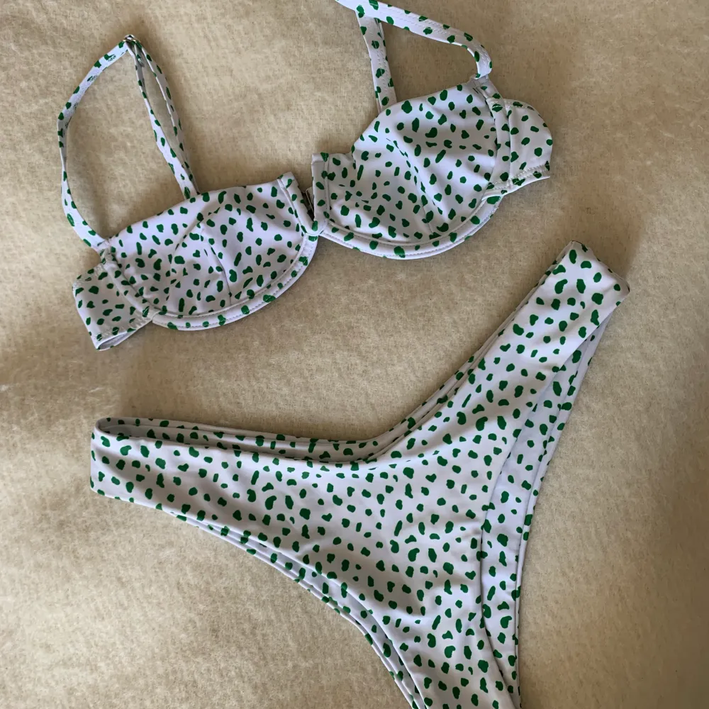 Vit bikini med gröna prickar. Fint skick & självklart tvättad! 🍉 passar xs och S. Övrigt.