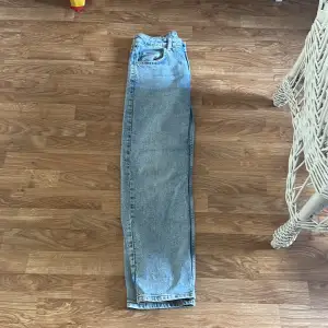 Ljusblåa jeans tror från bikbok. Köpte dom i Göteborg. Knappt använda:) och säljer dom för dom är förstora i midjan💙