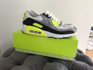 Nike air max 90 - Jag säljer ett par Nike air max som är vita, lite gråa, svart och ljus gula. Dom är i jättebra skick samt lådan också. Dom är helt fel fria och köpta för 1400kr på Nikes hemsida . Priset kan diskuteras vid snabb affär. 