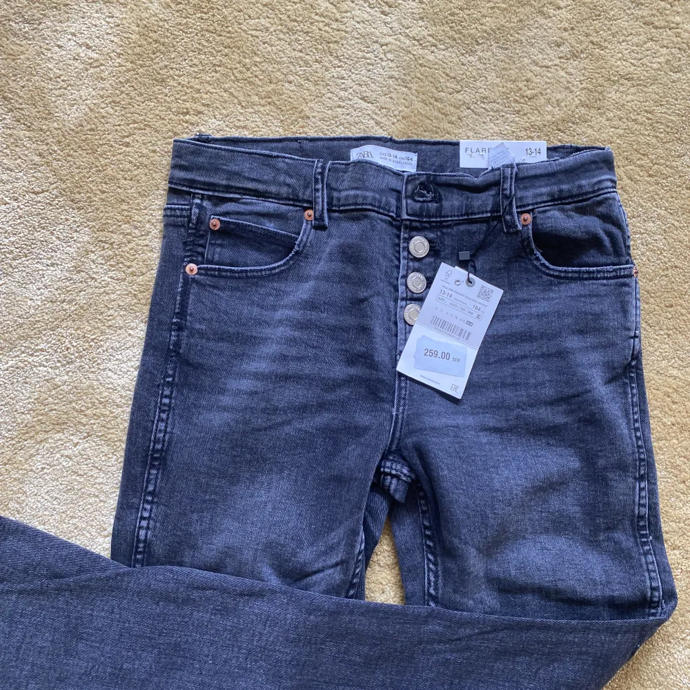 200 kr st! Säljer dessa helt nya jeans med lappen kvar, då det inte passa. Pris kan diskuteras!🥰🥰. Jeans & Byxor.
