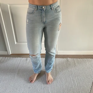 Jeans sliten look - Jeans med slitna detaljer. Hög midja. Dragkedjegylf. Från KappAhl Lab industries. Stl 164, men passar mig som har 36/S. 