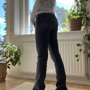 Gråa jeans! - Säljer ett par gråa jeans som inte kommer till användning. Dom är också lite långa får mig. Nästan aldrig använda , 2-3 gånger. Tvättar innan jag postar, nypris 749🙌🏽