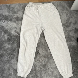 Mjukisbyxor - Mjukisbyxor från H&M. Storlek S men passar mer en XS. Supersköna och i mycket bra skick! 
