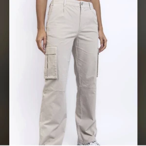 Madlady cargobyxor - Säljer desss cargopants då jag har 2 lika par! Älskar dem!💗Jag har dem i storlek EU36 MEDIUM💗 Helt oandvända💗649 kr nypris 