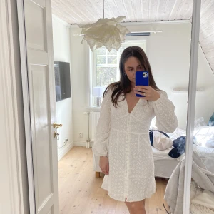 Studentklänning - Säljer denna slutsålda klänning från Vila i storlek 38. Helt oanvänd med lappar kvar. Perfekt till studenten 🥂Hör av dig vid intresse! 