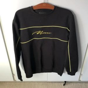 Sweatshirt  - Sweatshirt från Boohooman, kvalitet 9/10. Endast använts få gånger. Nypris 600kr.