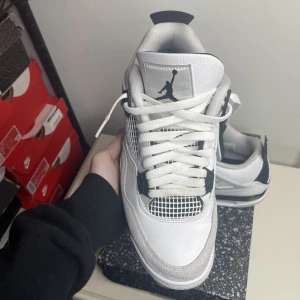 Jordan 4 Military Black  - Hej! Säljer Jordan 4 Military Black som jag har många av de, Alla storlekar finns. Allt är top och n skick utan något konstigheter.