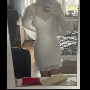 Ruche all over dress - Köpte som studentklänning men valde någon annan i slutändan. Endast testad, finns djur i hemmet Nypris 499kr men säljer för 319 Det är strl 32 som är slutsåld just nu på nelly sidan :) Kan skicka och mötas upp