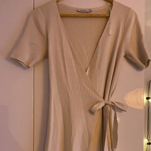 Omlottklänning zara - Omlottklänning från zara. Storlek s 