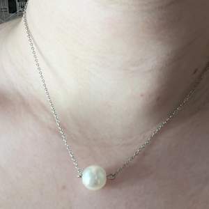 Halsband med en pärla