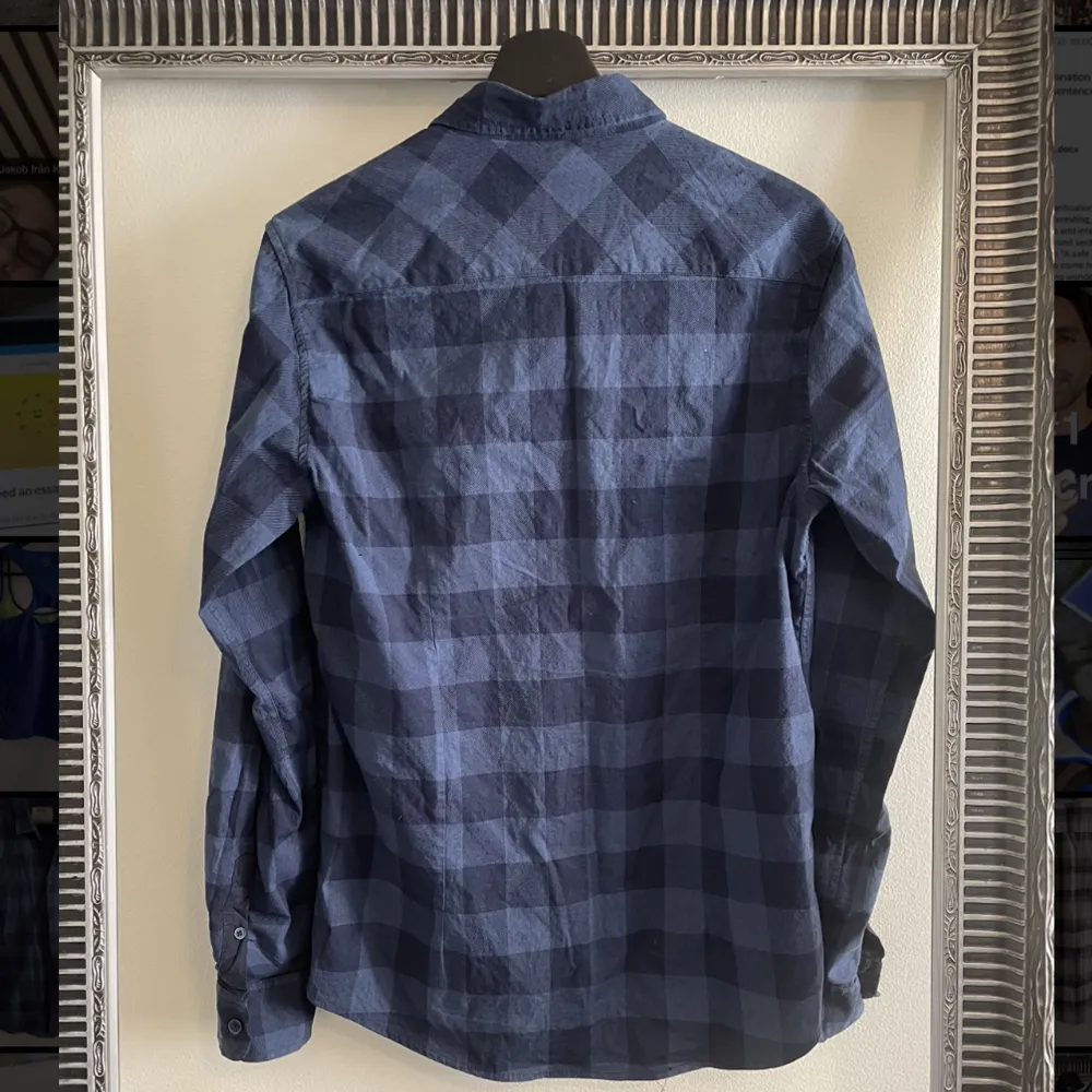 Fin blå skjorta med rutigt mönster storlek L . Skjortor.