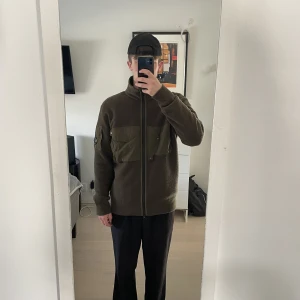 CP Company cardigan/jacka - En skön CP Company jacka som är perfekt för våren och hösten. Har aldrig använt den och taggarna sitter kvar. Nypris 4700.  Priset går att diskutera    Skick 10/10 