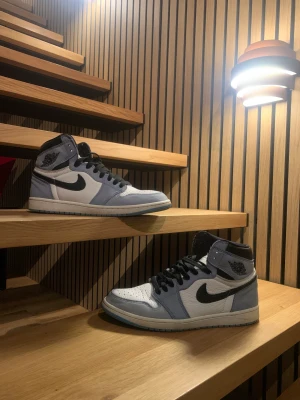 Jordan 1 High UNC - Jordan 1 unc köpta från NoCricket Sthlm är hyfsat använda men lådan har stått i säkert förvar och finns kvar papper och andra oöppnade skosnören i lådan säljer nu för jag har tröttnat på jordans