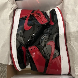 Jordan 1 High OG Bred Patent  - Jordan 1 high patent bred Storlek 42 Skick:Nya Finns: Kvitto 