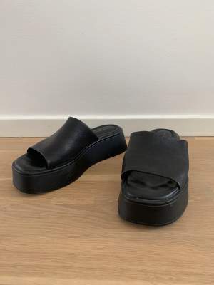 Svarta slip-on sandaler med platå från Vagabond. 🖤I mycket fint skick, knappt använda. Säljer på grund av att de inte kommer till användning 🥹kostar 1000 kr i butik men pris kan diskuteras 😎
