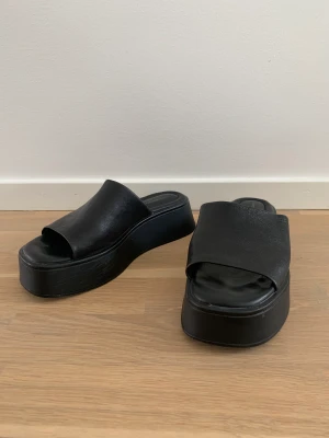 Courtney sandaler - Svarta slip-on sandaler med platå från Vagabond. 🖤I mycket fint skick, knappt använda. Säljer på grund av att de inte kommer till användning 🥹kostar 1000 kr i butik men pris kan diskuteras 😎