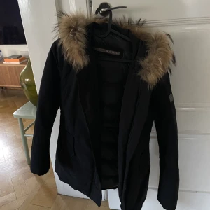 Dunjacka Hetregó  - Svart dunjacka med pälskrage från Hetregó (italienskt). Nyskick. Nypris ca 4000kr