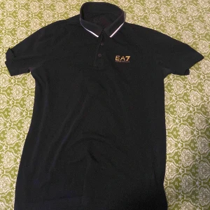 Armani Piké  - Den är stretchig och är mer som en t shirt men perfekt till sommaren. Köparen står för frakt 