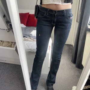 Diesel jeans - Jättefina lågmidjade diesel jeans💗bra på mig som är 177cm, skulle också passa längre och går att vika om man är kortare🌟  Lite för små på mig så säljer därför Men jag skulle säga att de passar en S. Storleken står tyvärr inte men kan skicka måtten💗 