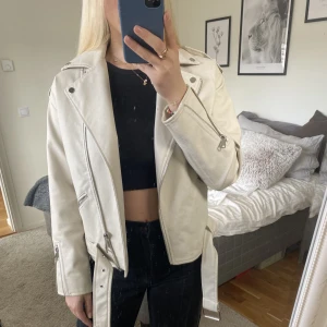 Skinnjacka  - Denna otroligt snygga beiga skinnjacka är beställd från Nelly, märke Missguided. Jackan är använd fåtal gånger och i bra skick. Väldigt skön att ha på sig och är lite over size. Perfekt för våren 🤩