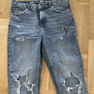 Knappt använda jeans, köpte fel storlek. Köpte för 600kr. Priset kan diskuteras 