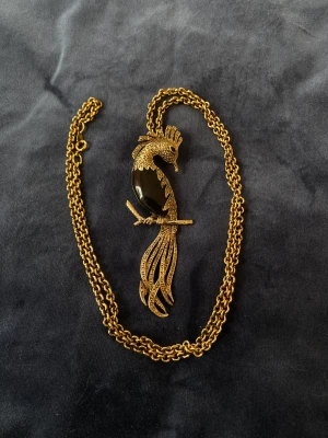 Halsband påfågel  - Vackert halsband med gyllene påfågel   Inga stämplar 