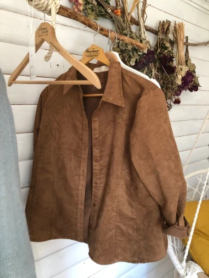 Mocca skjorta - Säljer nu min fina skjorta i mocca (fake) som jag tyvärr inte använder så ofta som jag borde… Köpt second hand 