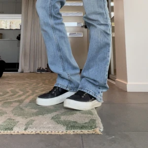 Svarta Vagabond Skor  - Nypris: 1200! Jättesnygga svarta skor i modellen ”Zoe Platform Sneakers” med lite högre sula, kommer tyvärr inte till användning så säljer nu dessa fina skor🫶🏼💞