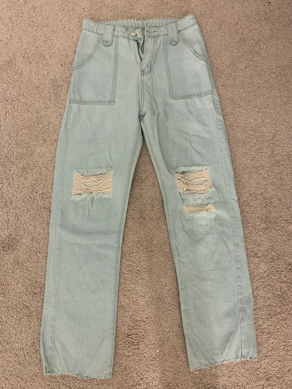 Fina jeans med unika fickor, dock är dom avklippa längst ner för att passa (se bild). Vid frågor kontakta mig. . Jeans & Byxor.